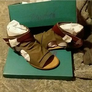 Brand new in box never worn adorable zip up sandal